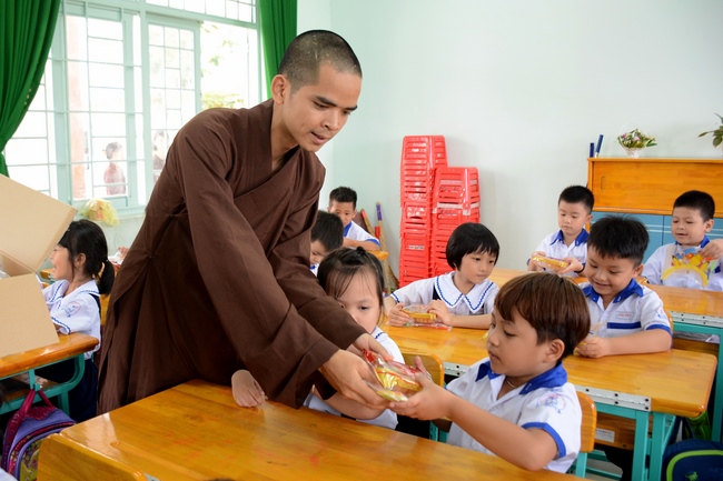 Giving gift portions to pupils on the occasion of Mid-Autumn Festival